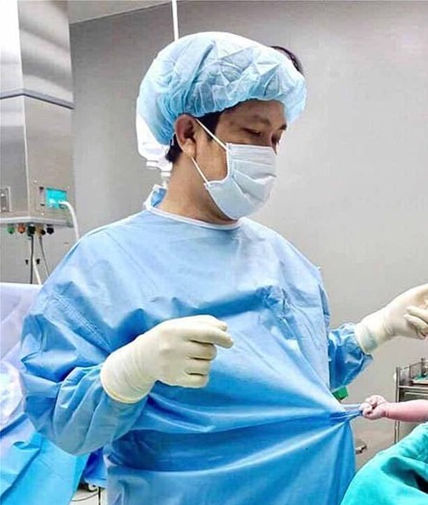 Δείτε τη viral φωτογραφία του «ζόρικου» νεογέννητου που... δεν αφήνει τον γιατρό να φύγει