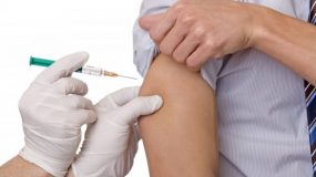 Νόμος θα παροτρύνει τους έφηβους να εμβολιάζονται χωρίς τη συγκατάθεση των γονιών τους