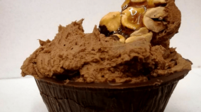 Συνταγές για παιδιά: Σοκολατένια χωνάκια με κρέμα σοκολάτας & καραμελωμένα φουντούκια
