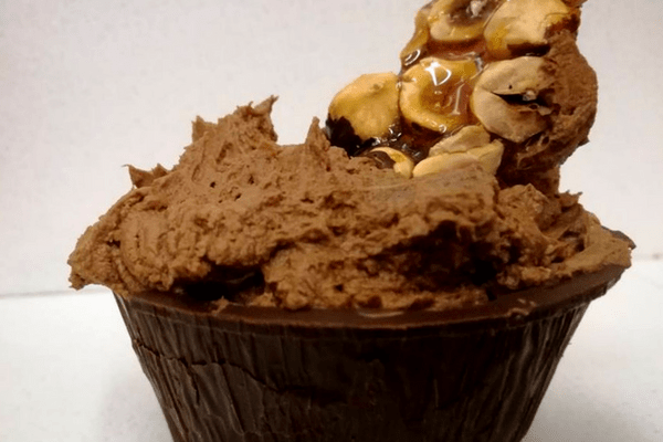 Συνταγές για παιδιά: Σοκολατένια χωνάκια με κρέμα σοκολάτας & καραμελωμένα φουντούκια