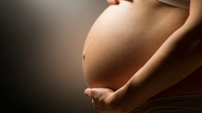 Η λοίμωξη της μητέρας με γρίπη ή πνευμονία στην εγκυμοσύνη αυξάνει τον κίνδυνο αυτισμού ή κατάθλιψης για το μωρό