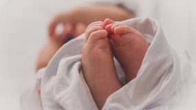Μωρό παθαίνει εγκεφαλικό αφού κόλλησε ανεμοβλογιά από τα αδέλφια του