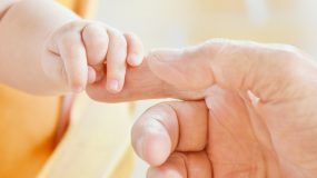 Γεννήθηκε το πρώτο μωρό στην Ελλάδα με τρεις βιολογικούς γονείς