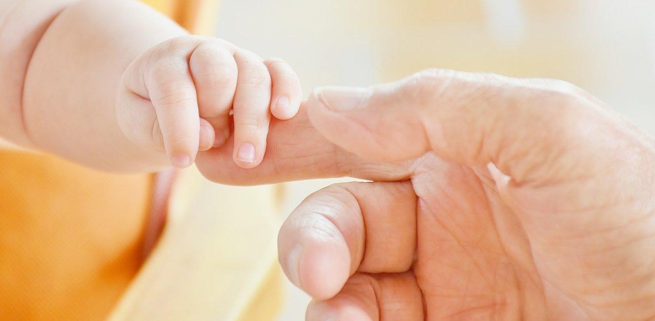 Γεννήθηκε το πρώτο μωρό στην Ελλάδα με τρεις βιολογικούς γονείς