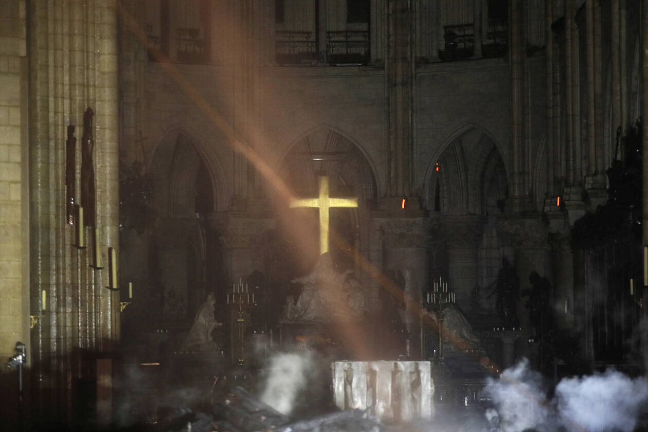 Σοκάρει η είδηση! Η Παναγία των Παρισίων τυλίχτηκε στις φλόγες-Η «Πόλη του Φωτός» θρηνεί για την καταστροφή του συμβόλου της