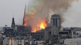 Σοκάρει η είδηση! Η Παναγία των Παρισίων τυλίχτηκε στις φλόγες-Η «Πόλη του Φωτός» θρηνεί για την καταστροφή του συμβόλου της