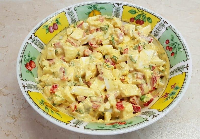 Φτιάχνουμε μια υπέροχη αυγοσαλάτα με τα κόκκινα αυγά του Πάσχα!!