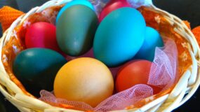 Φυσικές και ανέξοδες συνταγές για να βάψετε τα πασχαλινά αυγά σας!