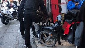 Θεσσαλονίκη: Πέταξε τη σύζυγό του από το αυτοκίνητο μπροστά στα παιδιά τους
