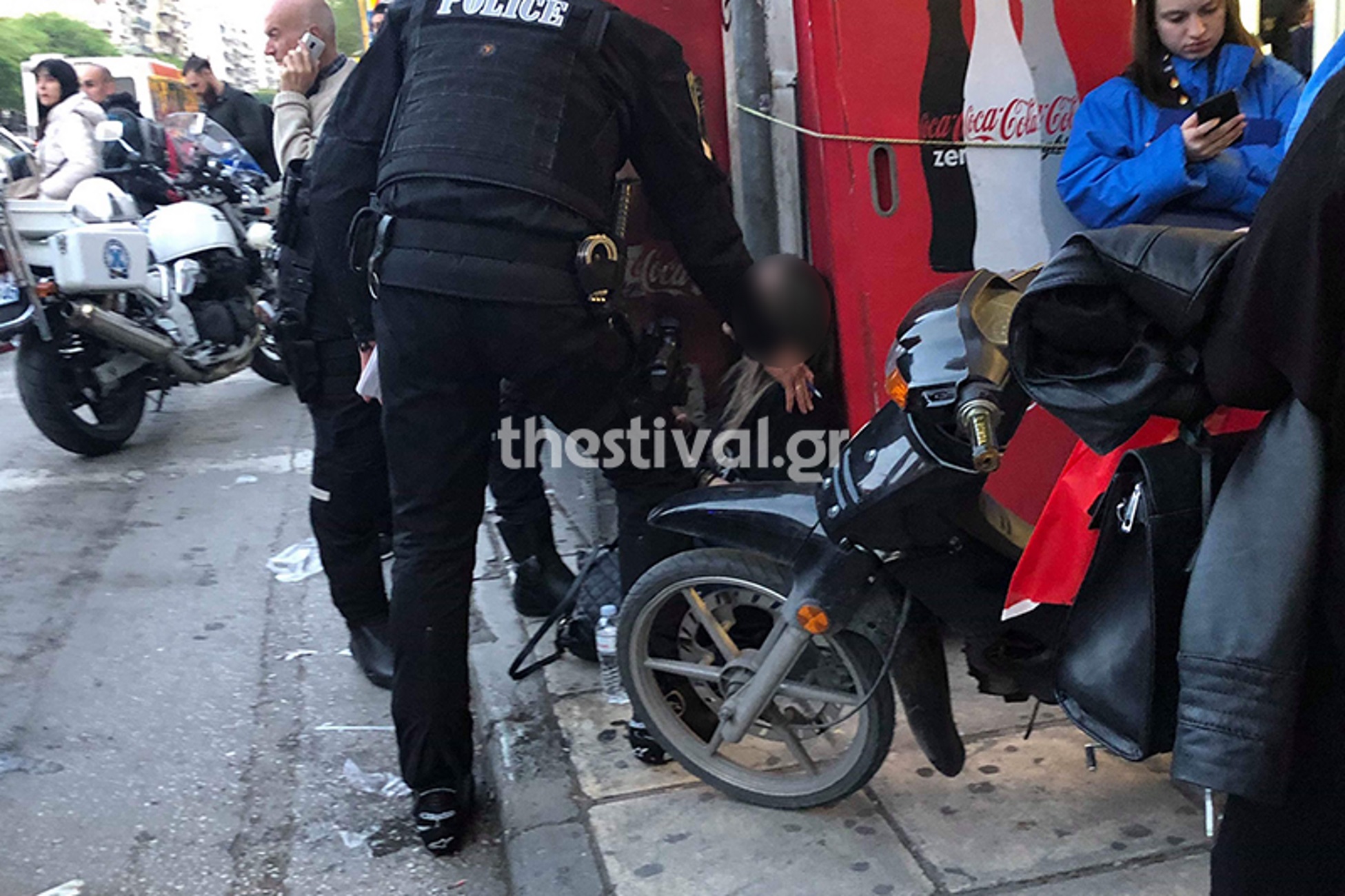Θεσσαλονίκη: Πέταξε τη σύζυγό του από το αυτοκίνητο μπροστά στα παιδιά τους