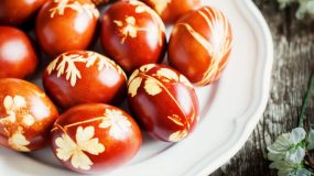 Αυτά τα αυγά μπορείς να τα βάψεις και εσύ έτσι! Θα χρειαστείς κρεμμύδι, μαϊντανό και κόκκινο λάχανο