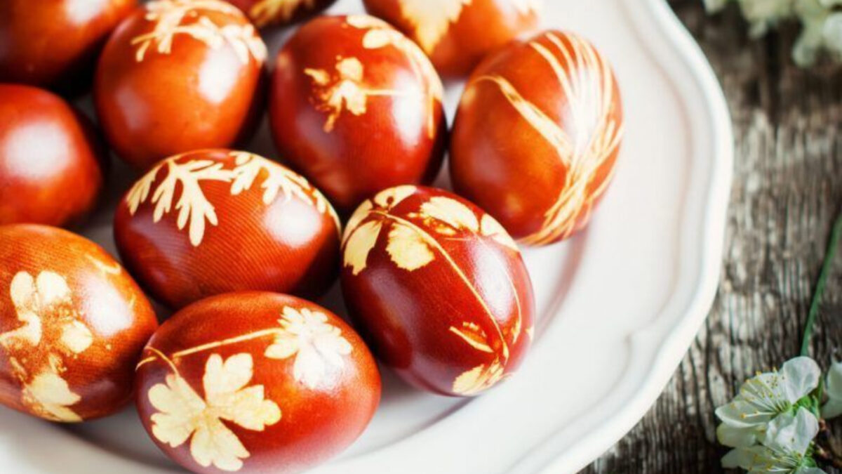 Αυτά τα αυγά μπορείς να τα βάψεις και εσύ έτσι! Θα χρειαστείς κρεμμύδι, μαϊντανό και κόκκινο λάχανο