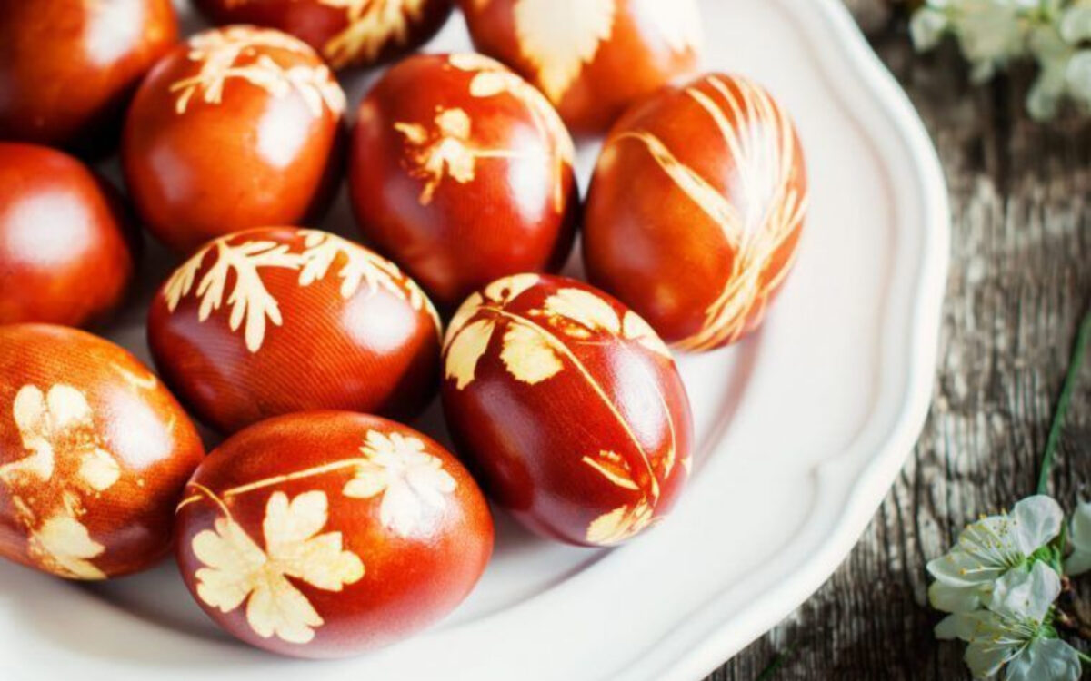 Αυτά τα αυγά μπορείς να τα βάψεις και εσύ έτσι! Θα χρειαστείς κρεμμύδι, μαϊντανό και κόκκινο λάχανο