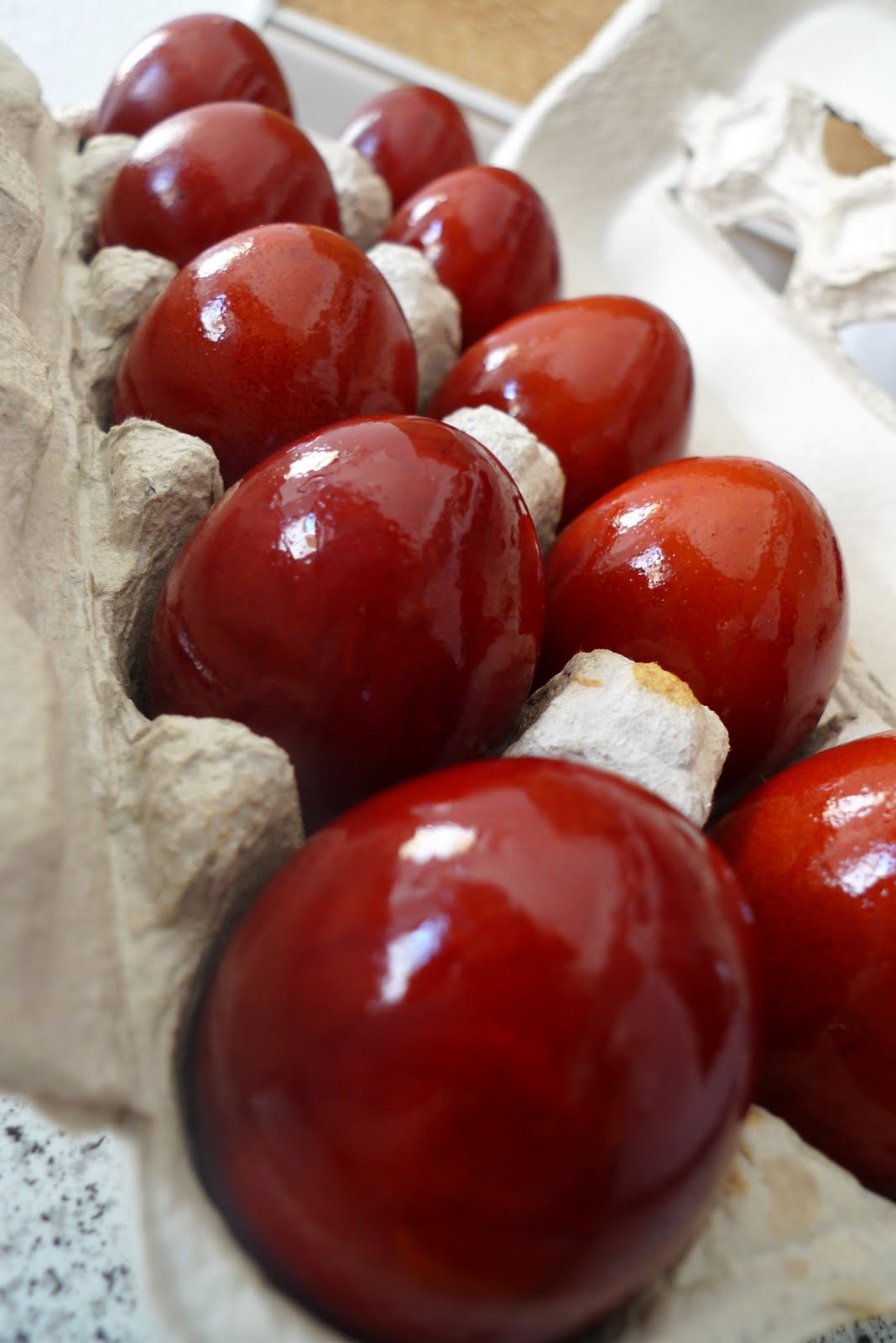 Φυσικές και ανέξοδες συνταγές για να βάψετε τα πασχαλινά αυγά σας!