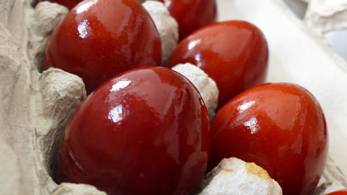 Φυσικές και ανέξοδες συνταγές για να βάψετε τα πασχαλινά αυγά σας!