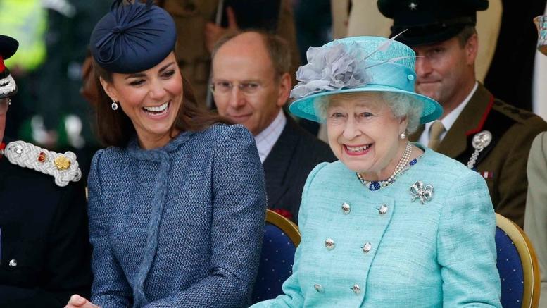 Η βασίλισσα Ελισάβετ δίνει την υψηλότερη διάκριση στην Κέιτ