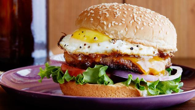 Φτιάξε στο σπίτι το θεϊκό burger με αυγό της Αργυρώς