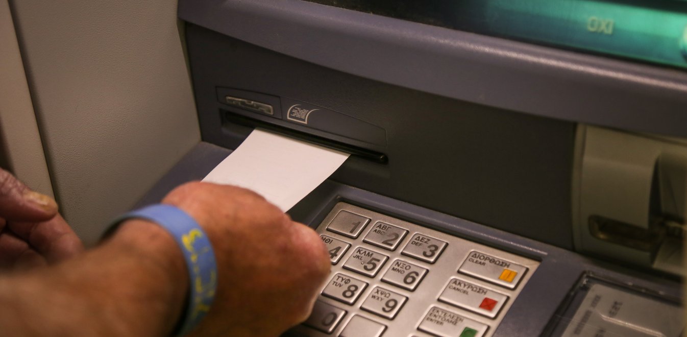 Ξεκίνησε η χρέωση στις αναλήψεις από ATM – Τι ισχύει για την Ελλάδα