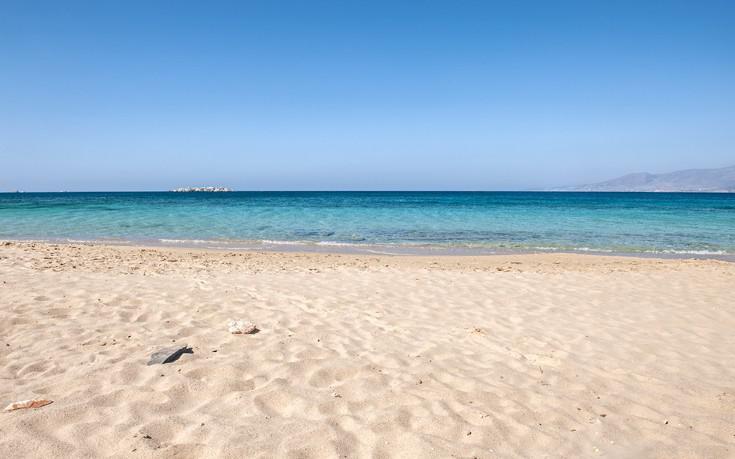 Η ωραιότερη παραλία με τη χρυσή αμμουδιά βρίσκεται σε νησί των Κυκλάδων!
