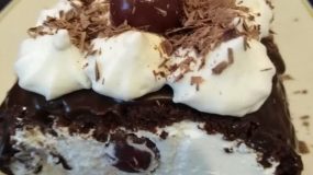 Σοκολατένιος κορμός  black forest με γεμιστά μπισκότα σοκολάτας και ακόμα τέσσερα  υλικά