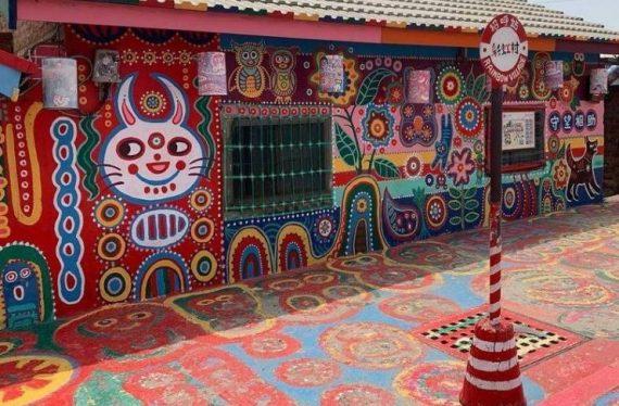 Ο 97χρονος που έσωσε ένα ολόκληρο χωριό από την κατεδάφιση ζωγραφίζοντας κάθε σπιθαμή του (εικόνες)