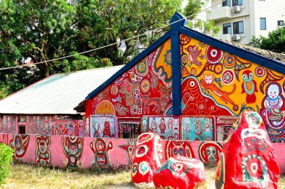 Ο 97χρονος που έσωσε ένα ολόκληρο χωριό από την κατεδάφιση ζωγραφίζοντας κάθε σπιθαμή του (εικόνες)