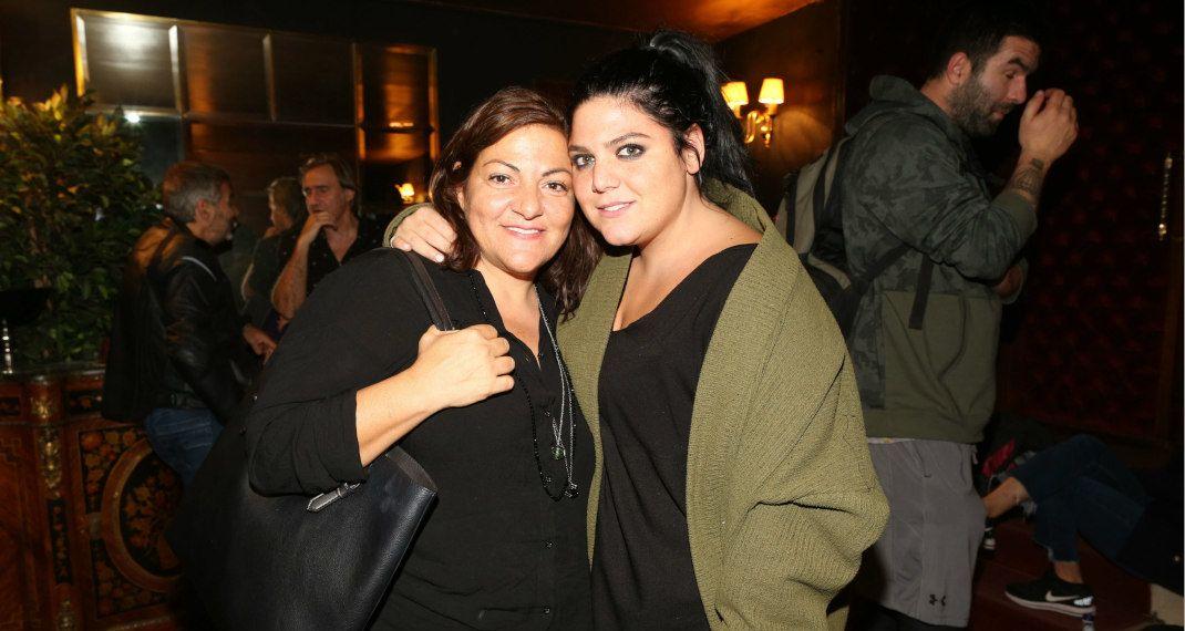 Η νεαρή Βίκυ Σταυροπούλου κρατά την κόρη της, Δανάη, μωρό στην αγκαλιά της –Η σπάνια φωτογραφία (εικόνα)