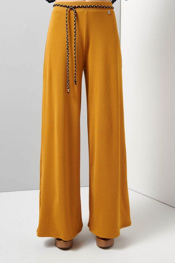 Αυτά είναι τα παντελόνια που θα αντικαταστήσουν το jean σας φέτος το καλοκαίρι