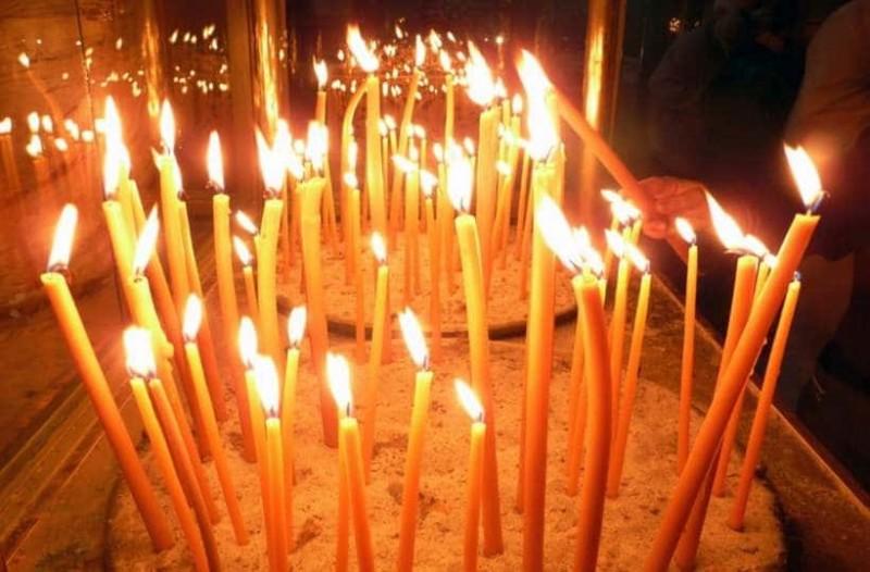 Γνωρίζετε ποιος είναι ο λόγος που δεν πρέπει να σβήνονται γρήγορα τα κεριά που ανάβουμε στην εκκλησία;