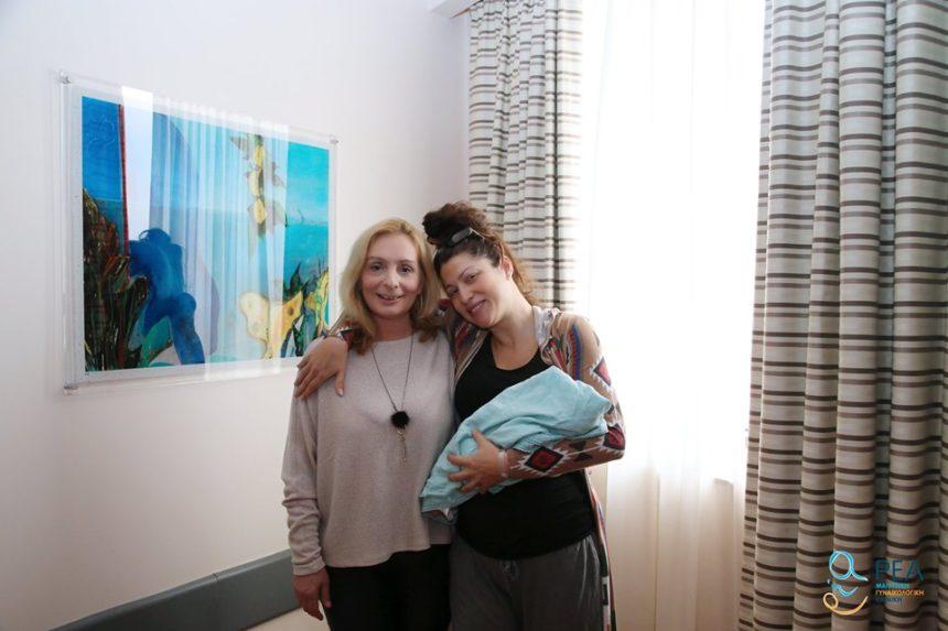 Οι πρώτες φωτογραφίες της Κλέλιας Ρενέση από το μαιευτήριο αγκαλιά με το μωρό της