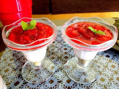 Μαμαδίστικο γλυκάκι φράουλα σε ποτήρι