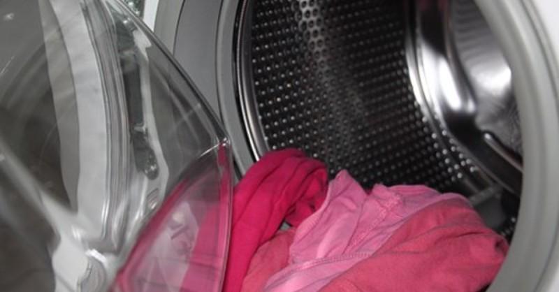 5 πανίσχυρα τips για να καθαρίσετε τη βρωμιά και τη μούχλα από το πλυντήριό σας εύκολα και ανέξοδα