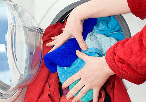 9+1 Συχνά λάθη που δεν ξέρατε ότι κάνετε στην μπουγάδα και καταστρέφουν τα ρούχα