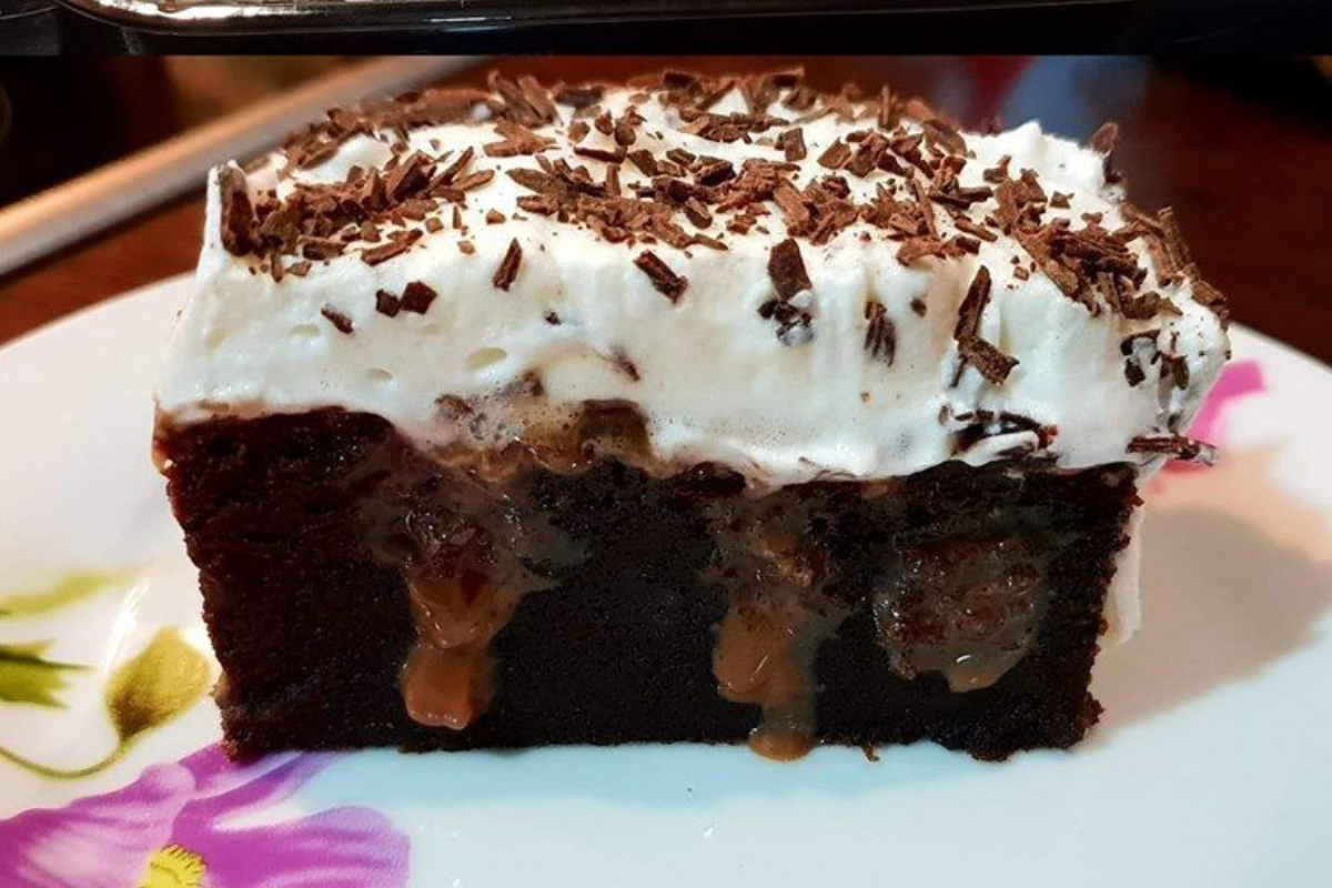 Ενα λαχταριστό πανευκολό  κέικ σοκολάτας σιροπιαστό με ζαχαρούχο.