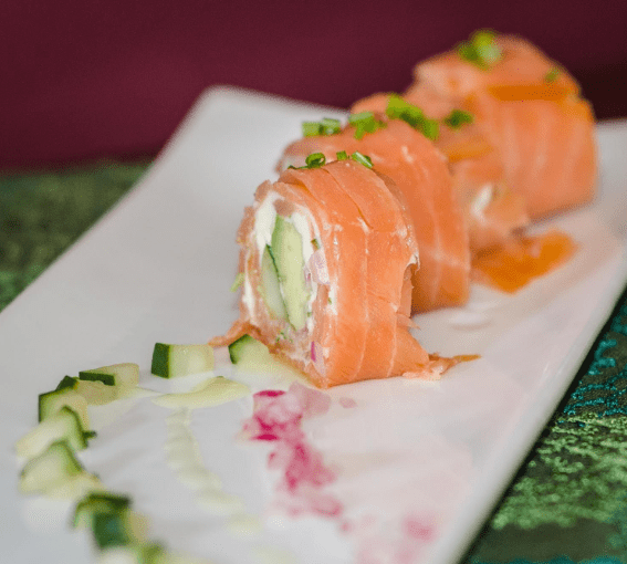 Ρολό σολομού γεμιστό με Φιλαδέλφεια. Η Τέλεια ιδέα για το μπουφέ σας