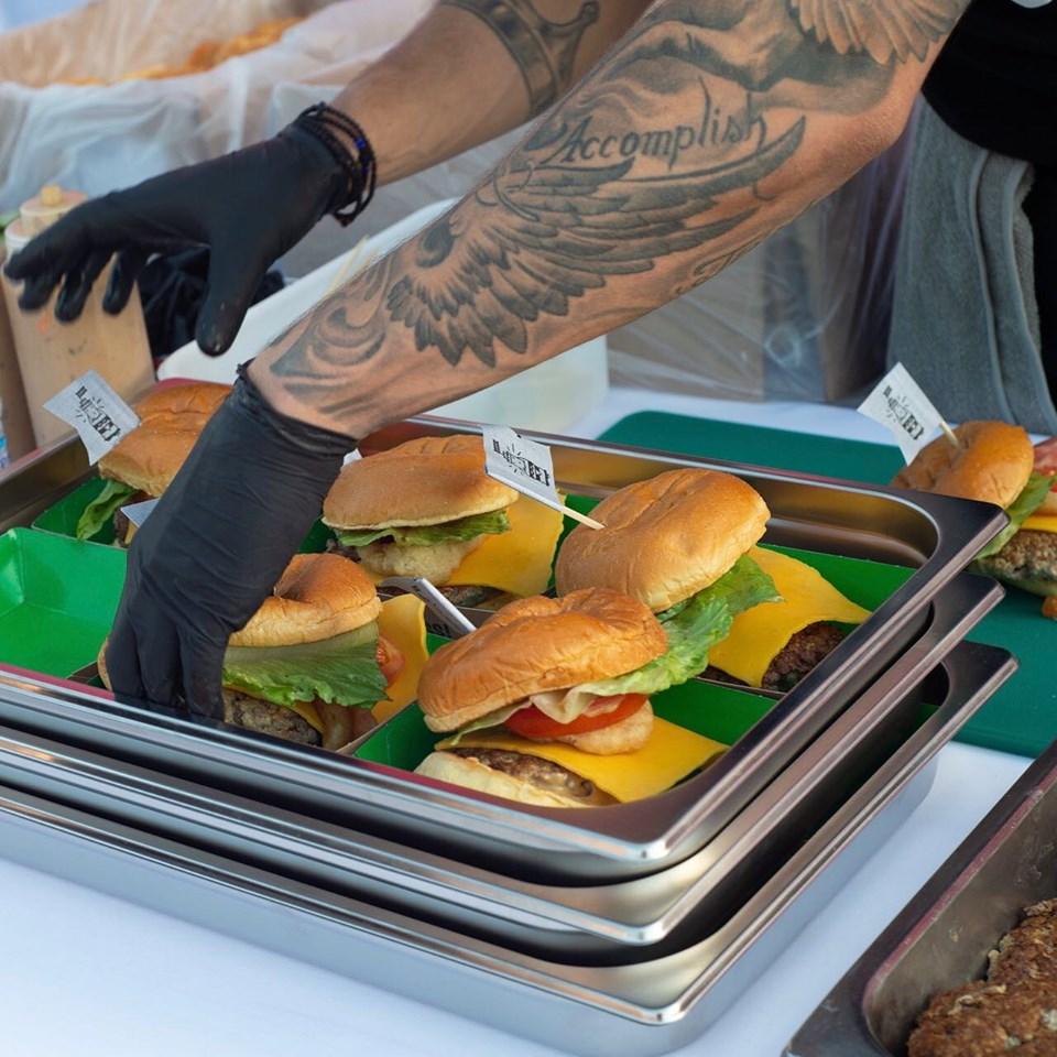 O Άκης Πετρετζίκης μπήκε στο βιβλίο Guinness – Έφτιαξε 3.378 hamburgers σε μια ώρα