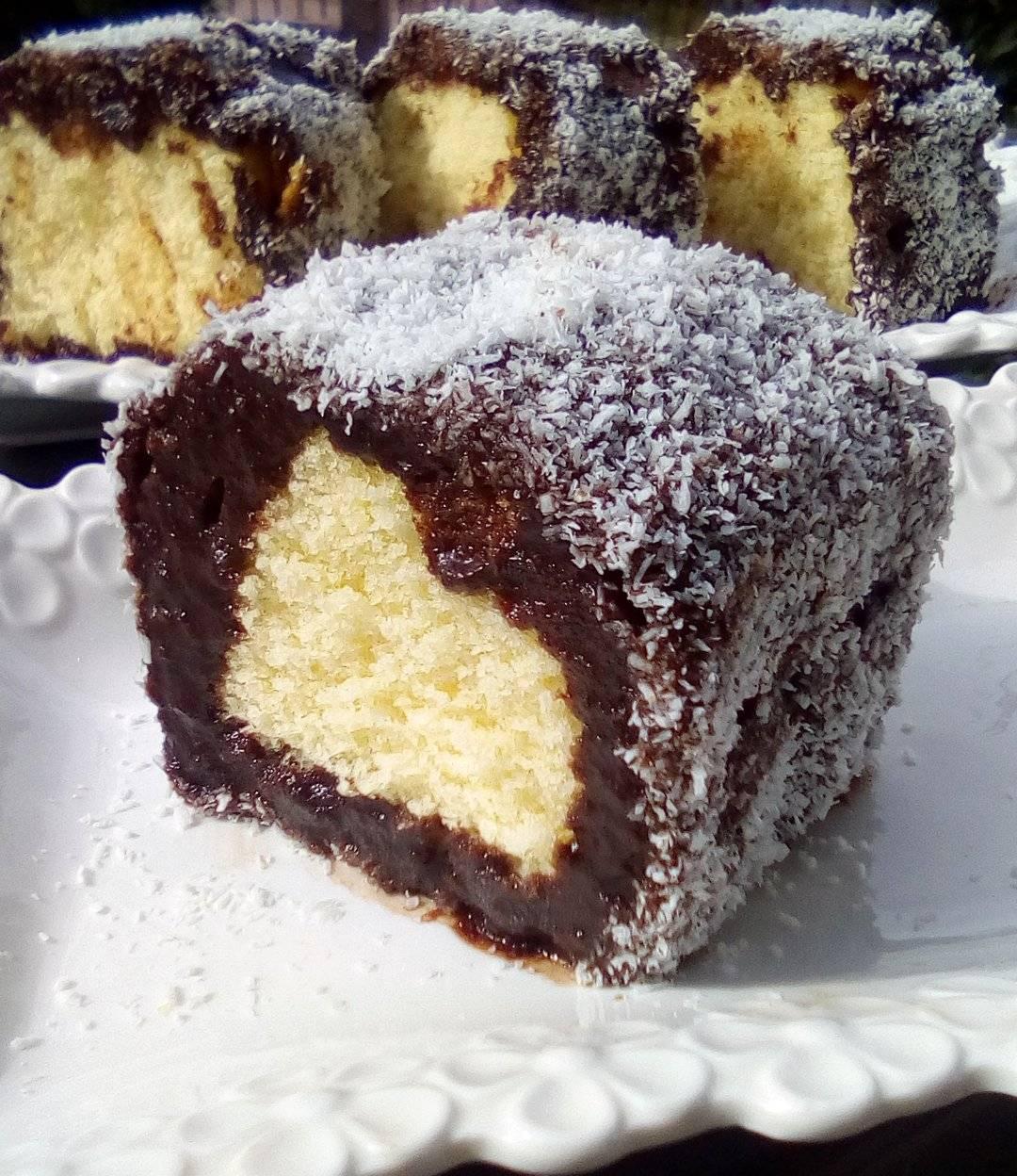 Κέικ βουτηγμένο σε σοκολάτα και καρύδα !!!