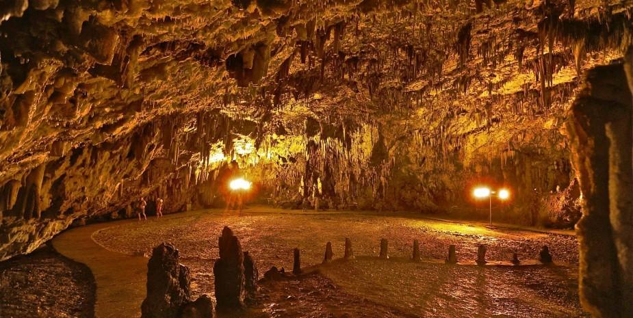 Το μαγευτικό ελληνικό σπήλαιο όπου γίνονται συναυλίες 60 μέτρα κάτω από τη γη!