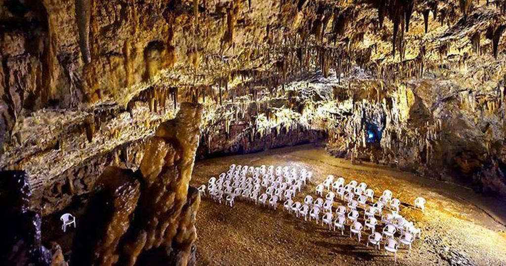 Το μαγευτικό ελληνικό σπήλαιο όπου γίνονται συναυλίες 60 μέτρα κάτω από τη γη!