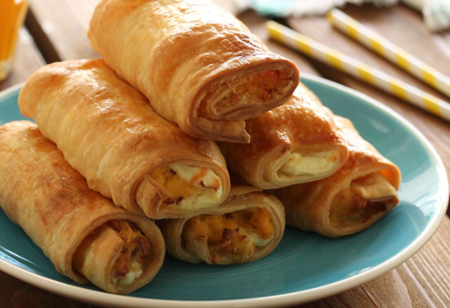 Ρολάκια με απο ζύμη κουρου γεμιστά με  αυγά, μπέικον και τυρί κρέμα