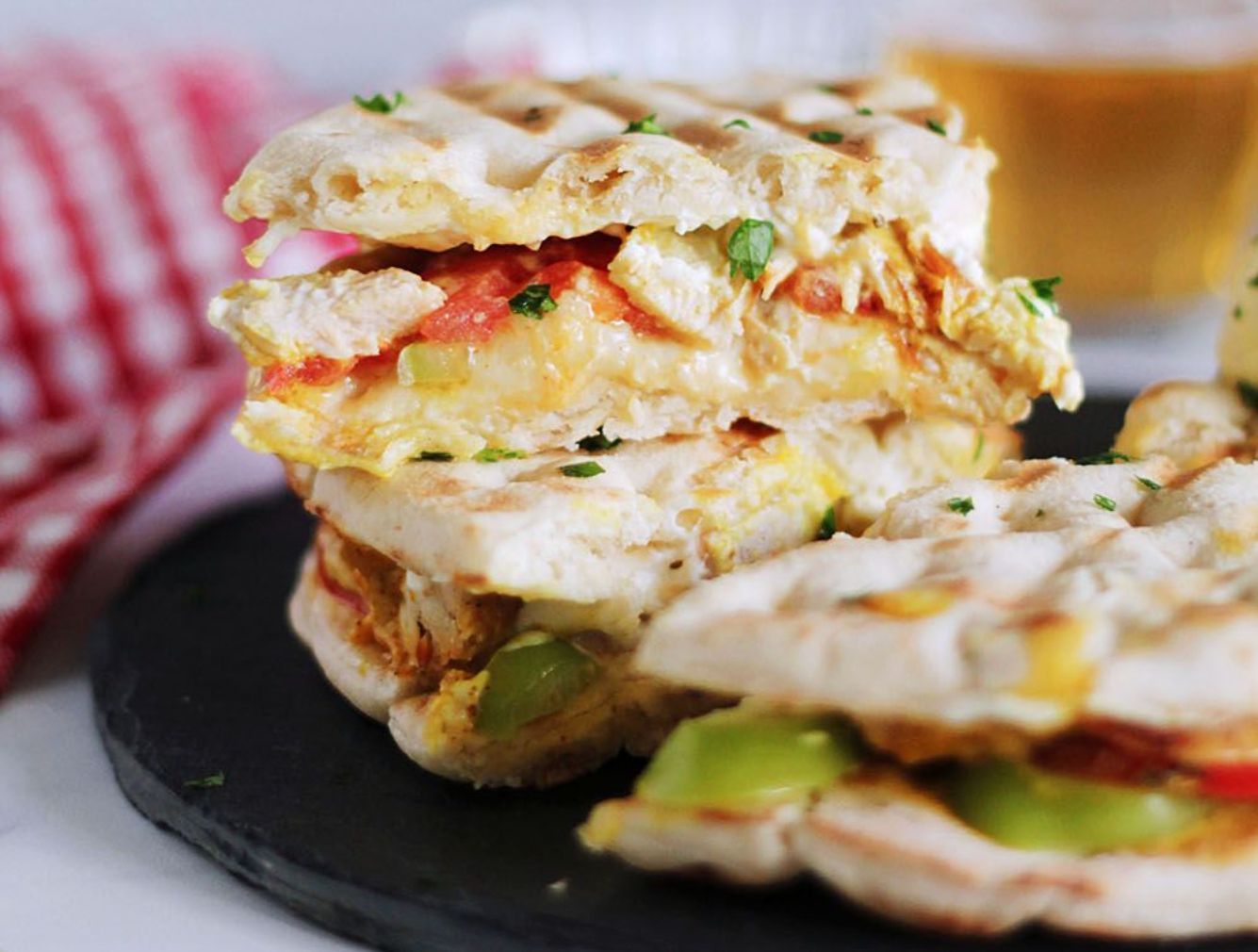 Σκεπάστη πίτα με κοτόπουλο και κασέρι