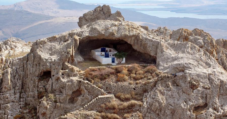 Η ομορφότερη εκκλησία του κόσμου χωρίς σκεπή βρίσκεται σε ελληνικό νησί