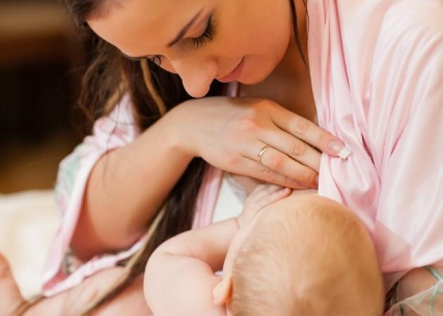 Τα 6 πράγματα που πρέπει να πετάξεις από τη ζωή σου για να θηλάσεις το μωρό σου