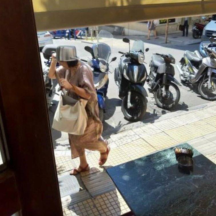 Α ρε κόσμε τρέλα-Κυρία ανεβαίνει την Βουκουρεστίου με χύτρα στο κεφάλι λόγω σεισμού