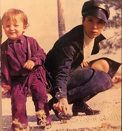 Τζένη Καρέζη: Σπάνιες φωτογραφίες της προσωπικής της ζωής με τον Κώστα Καζάκο και το γιο της!