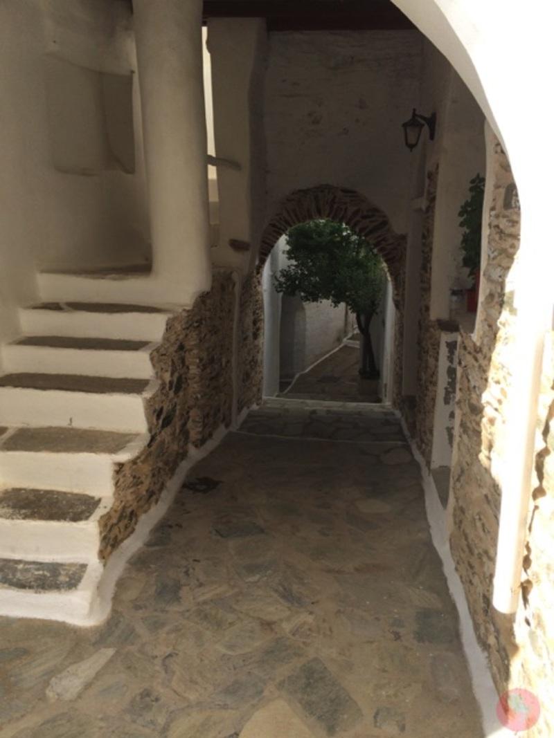 Μοναδική ομορφιά! Το ελληνικό χωριό λαβύρινθος χωρίς πλατείες βρίσκεται στις Κυκλάδες!