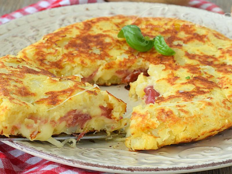 Λαχταριστή Πατατοβόμβα στο τηγάνι με αλλαντικά και τυρί