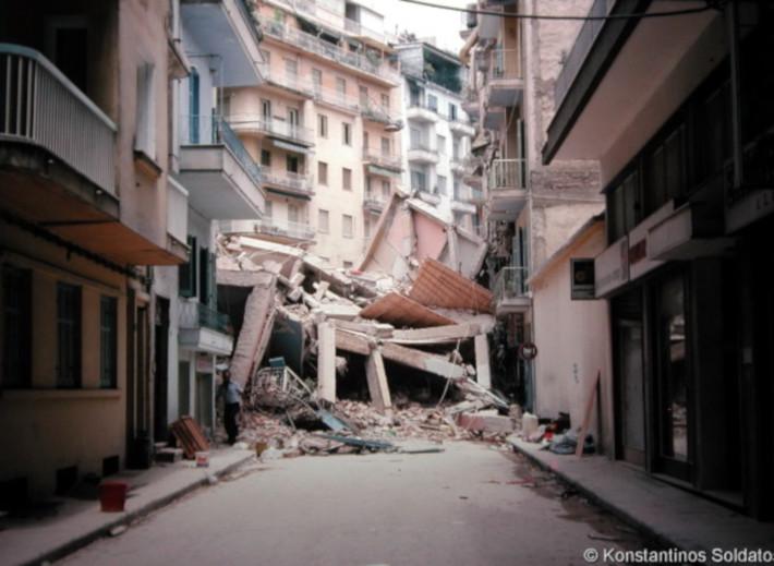 Κατάρρευση πολυκατοικιας από σεισμό
