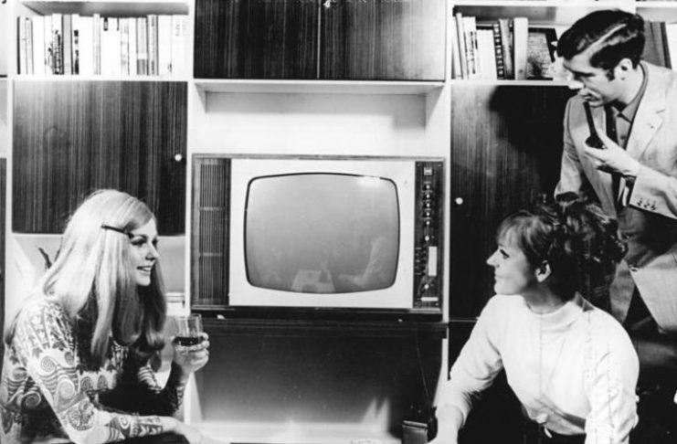 Γιατί χιλιάδες τηλεοράσεις εκρήγνυνταν τα πρώτα χρόνια λειτουργίας. Η σύσταση που έγινε εμμονή σε όλους τους γονείς: «η tv μακριά από τον τοίχο και τα καλοριφέρ».