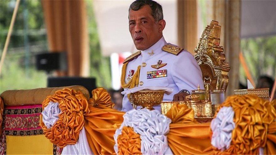 Ταϊλάνδη: Ο «βασιλιάς με το μπουστάκι» παρουσίασε στο λαό την ερωμένη του έχοντας δίπλα του τη βασίλισσα σύζυγό του